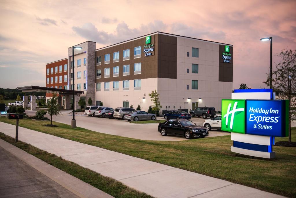 een gebouw met auto's geparkeerd op een parkeerplaats bij Holiday Inn Express & Suites Ruston, an IHG Hotel in Ruston