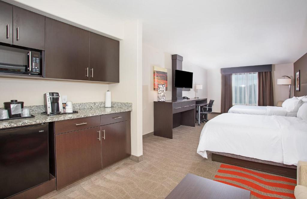 Holiday Inn Express Hotel & Suites Glasgow by IHG - Queen Suite With Two Queen Beds And Sofa Bed