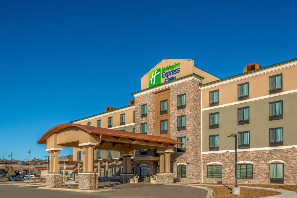 une image d'un hôtel avec un kiosque dans l'établissement Holiday Inn Express & Suites Denver South - Castle Rock, an IHG Hotel, à Castle Rock