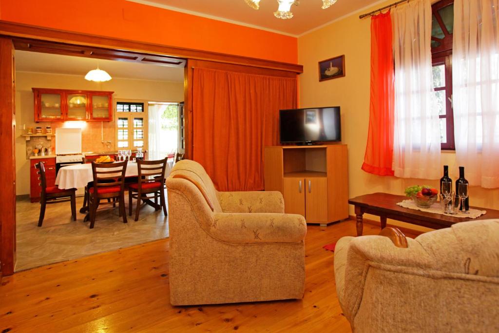 TV a/nebo společenská místnost v ubytování Unique seaside villa with pool