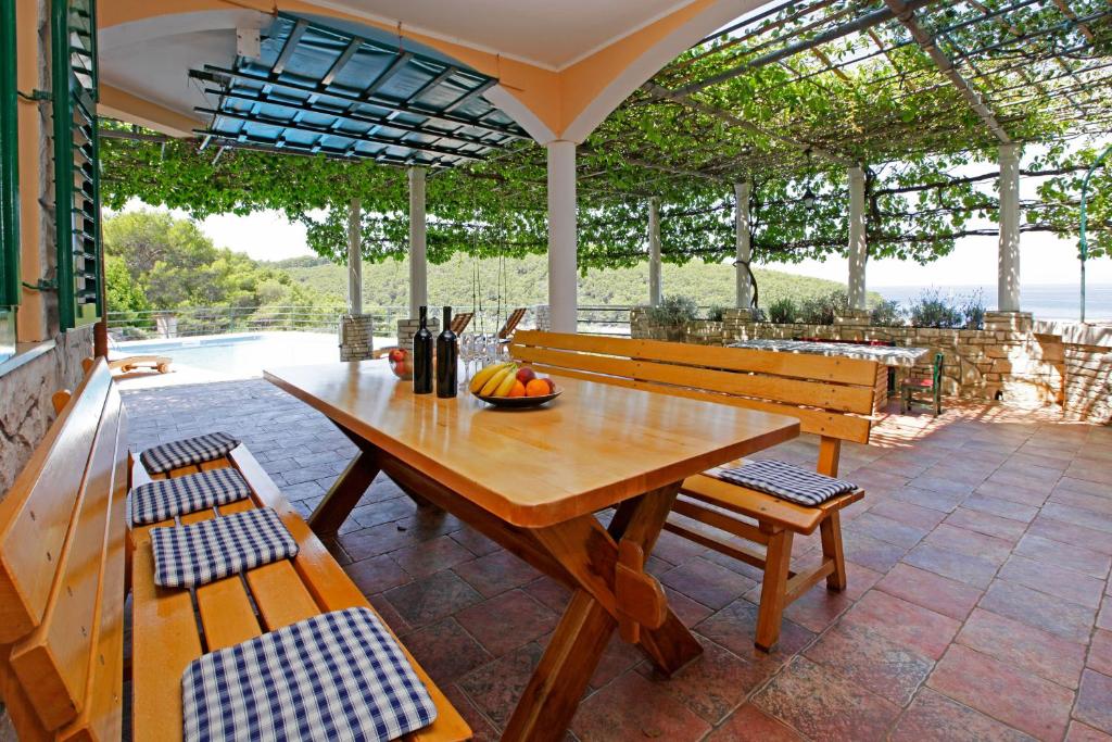 Balkón nebo terasa v ubytování Unique seaside villa with pool
