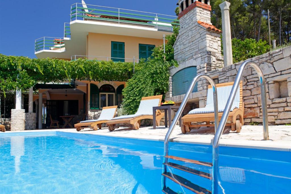 Bazén v ubytování Unique seaside villa with pool nebo v jeho okolí