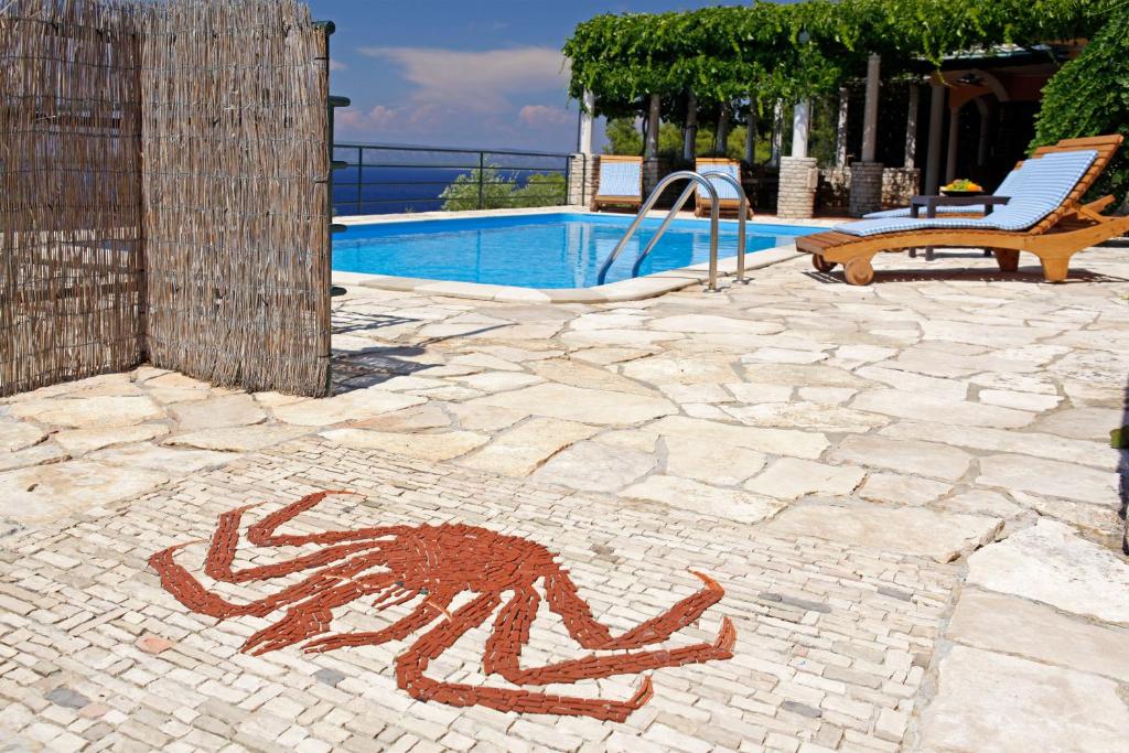 Bazén v ubytování Unique seaside villa with pool nebo v jeho okolí