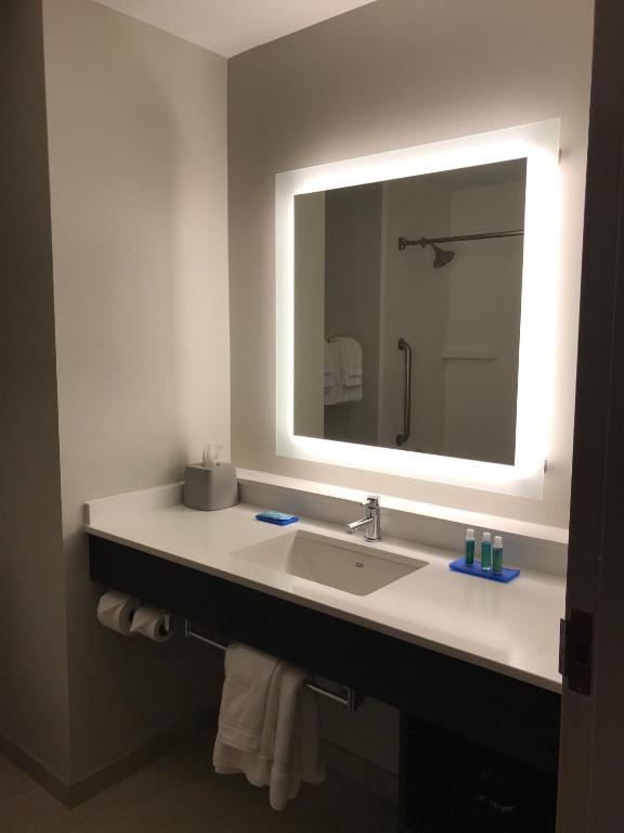 Holiday Inn Express Hotel & Suites Canton by IHG - Camera Standard