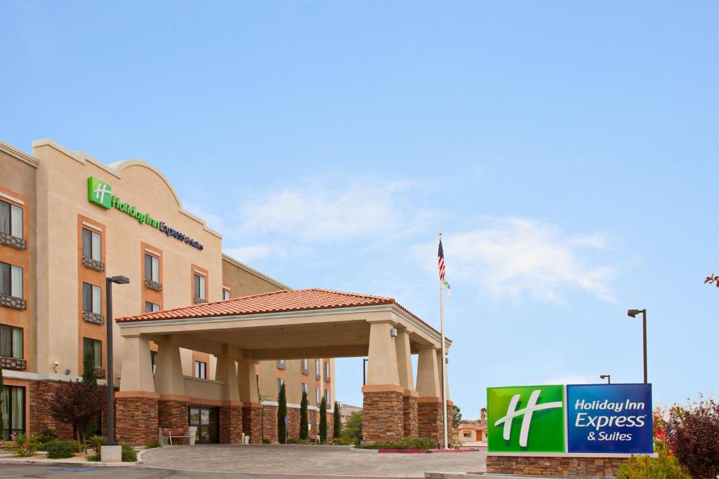 un hotel con un cartel frente a un edificio en Holiday Inn Express Hotel & Suites Twentynine Palms, an IHG Hotel, en Twentynine Palms