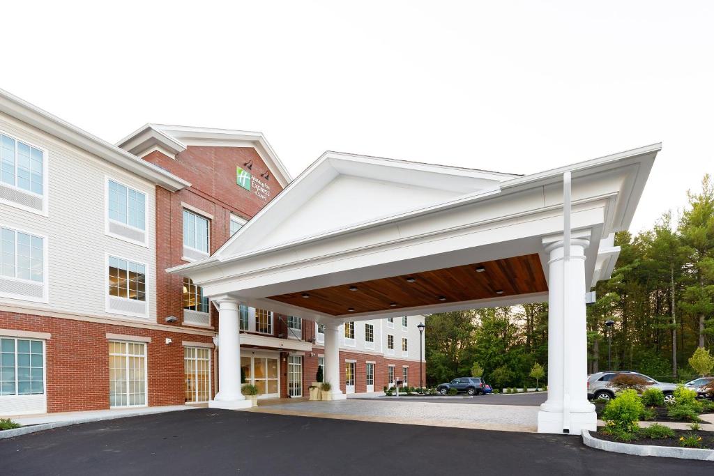 toldo sobre un estacionamiento frente a un edificio en Holiday Inn Express & Suites - Sturbridge, an IHG Hotel en Sturbridge