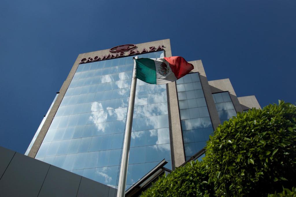 eine mexikanische Flagge vor einem Gebäude in der Unterkunft Crowne Plaza Hotel Mexico City North-Tlalnepantla, an IHG Hotel in Mexiko-Stadt