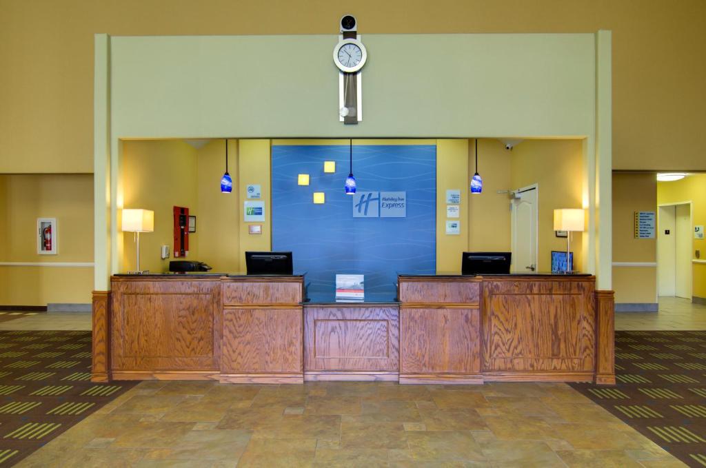 Лобби или стойка регистрации в Holiday Inn Express Hotel & Suites Kansas City Sports Complex by IHG