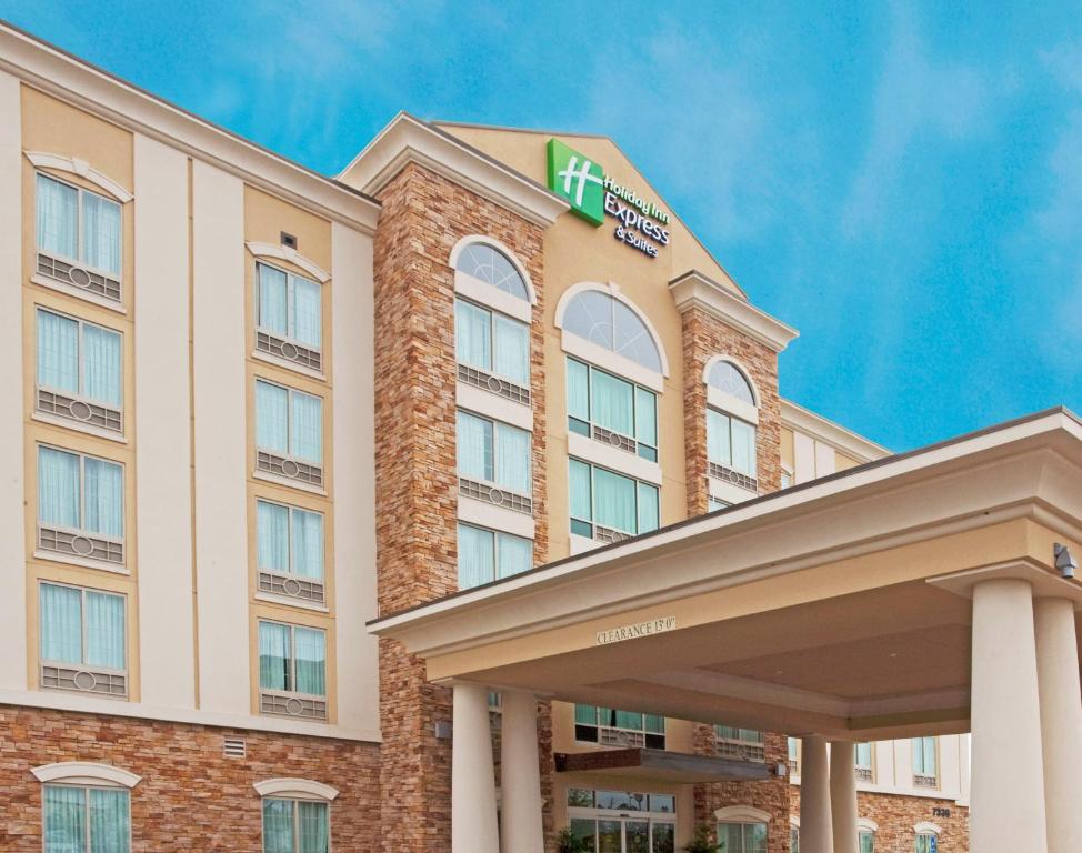 - un bâtiment d'hôtel avec une enseigne d'auberge de jardin hilton dans l'établissement Holiday Inn Express & Suites Columbus at Northlake, an IHG Hotel, à Columbus