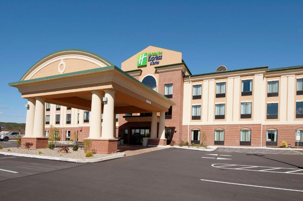 a hotel with a gazebo in front of a building at Holiday Inn Express Hotel & Suites Clearfield, an IHG Hotel in Clearfield