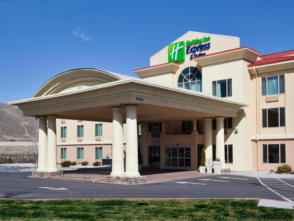 hotel z znakiem na dachu budynku w obiekcie Holiday Inn Express Hotel & Suites Carson City, an IHG Hotel w mieście Carson City