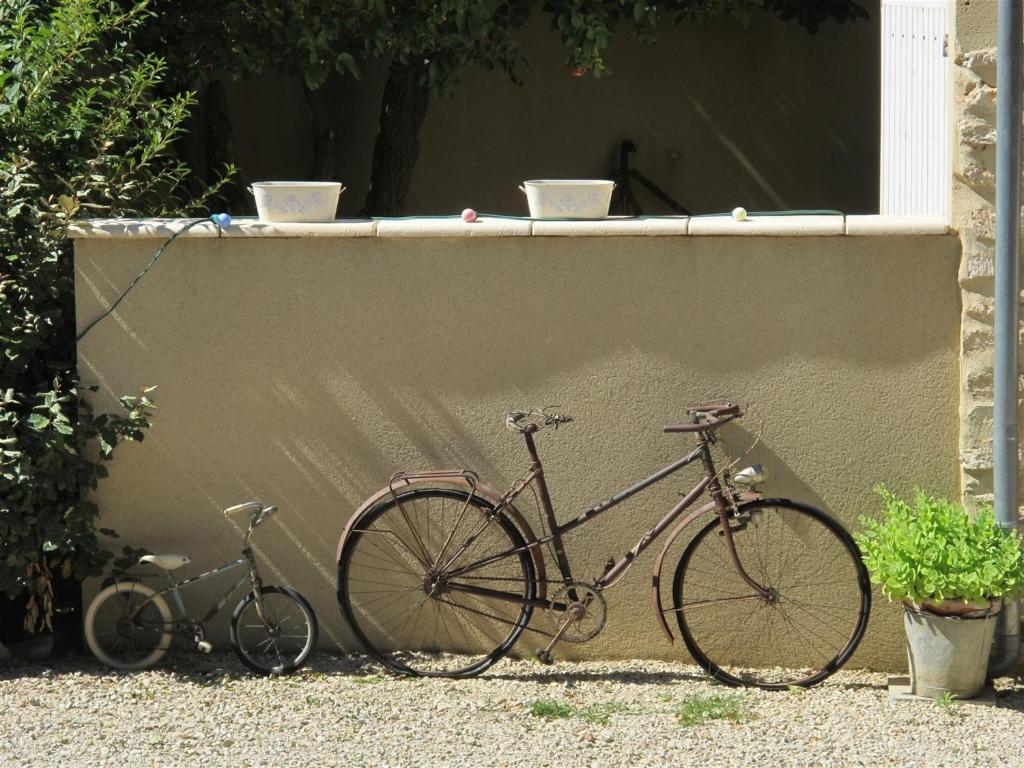 ベドアンにあるLou Cardalinesの植物の壁の横に駐輪した自転車2台