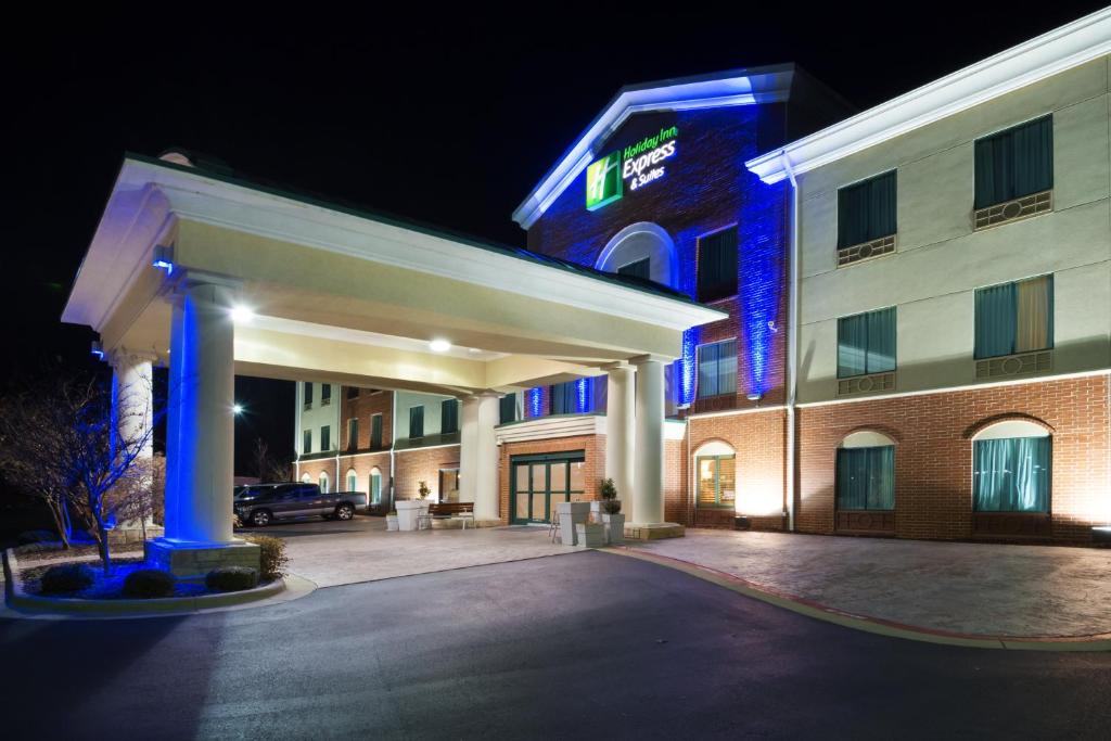 un hotel con un edificio iluminado por la noche en Holiday Inn Express Suites Little Rock West, an IHG Hotel, en Little Rock