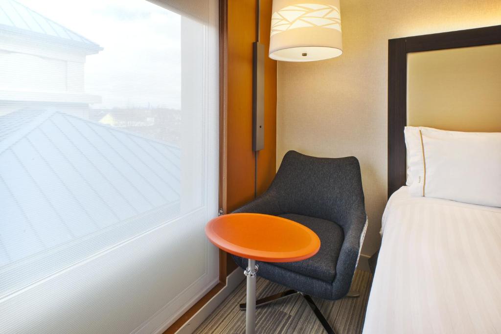 Holiday Inn Express & Suites Chicago-Midway Airport, an IHG Hotel - Standard Queen Room With Two Queen Beds
