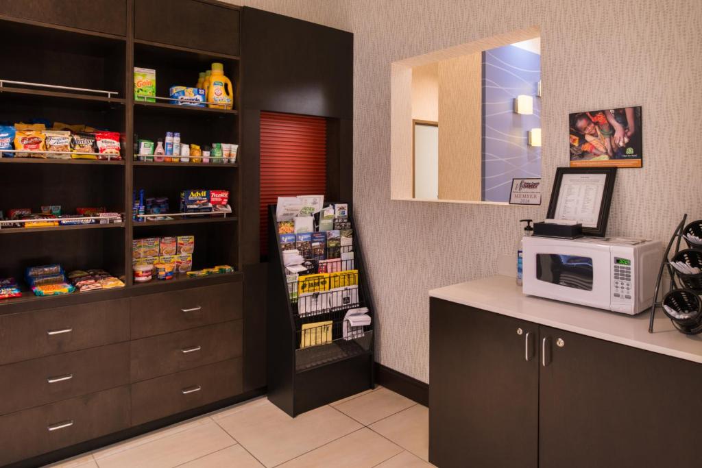 Kuchyň nebo kuchyňský kout v ubytování Holiday Inn Express & Suites Monroe by IHG