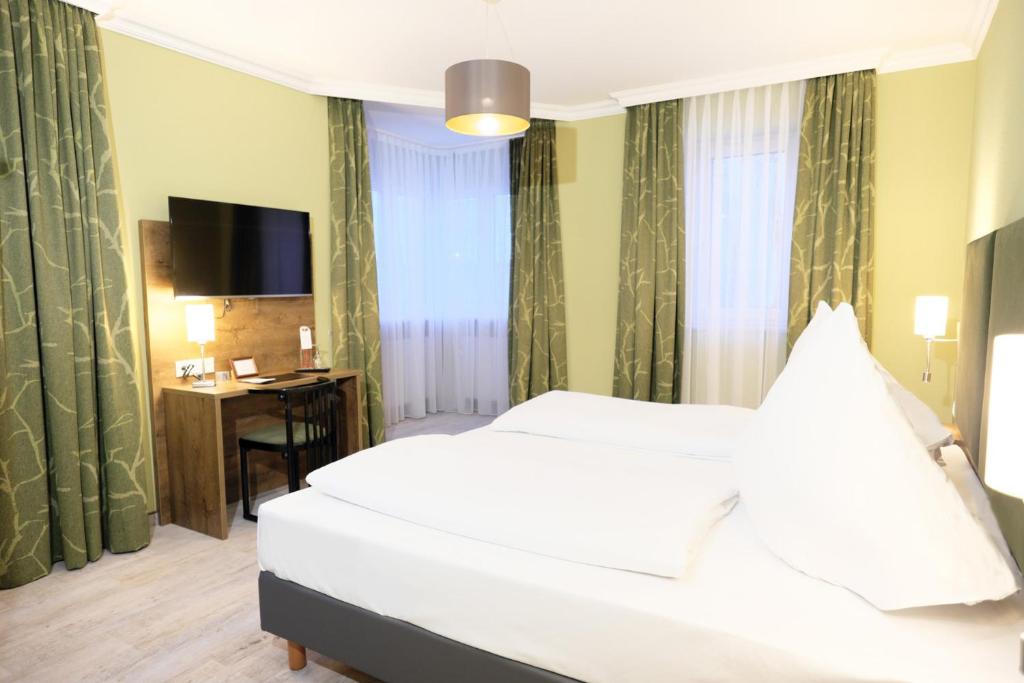 Postel nebo postele na pokoji v ubytování Hotel Römerstadt