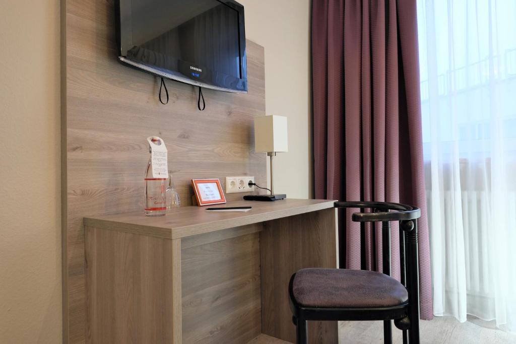 TV a/nebo společenská místnost v ubytování Hotel Römerstadt