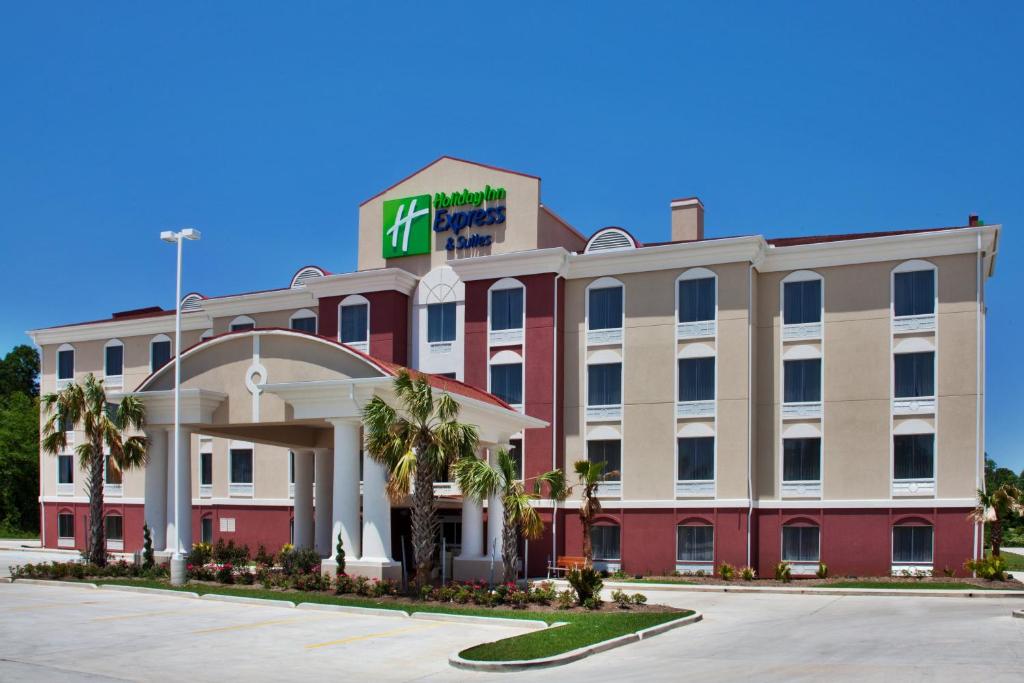 zewnętrznej części hotelu z zajazdem w ogrodzie hilton w obiekcie Holiday Inn Express Amite, an IHG Hotel w mieście Amite