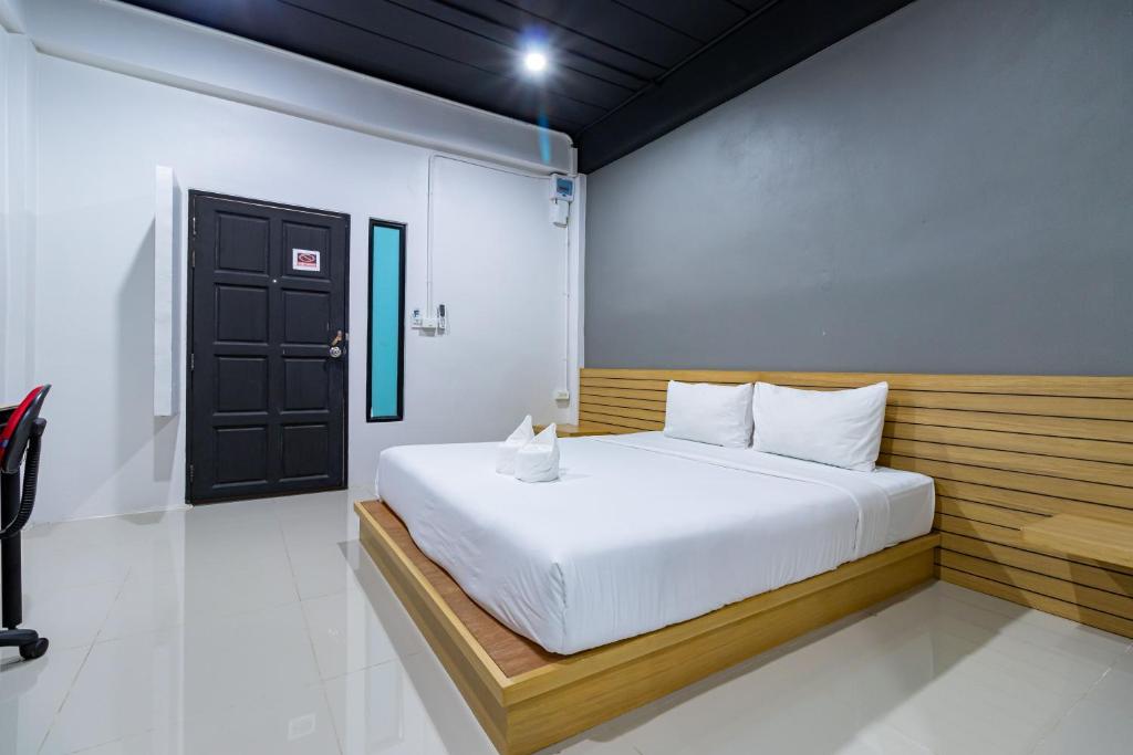 CS Klongtoey Grand Resort - Standard Double Room