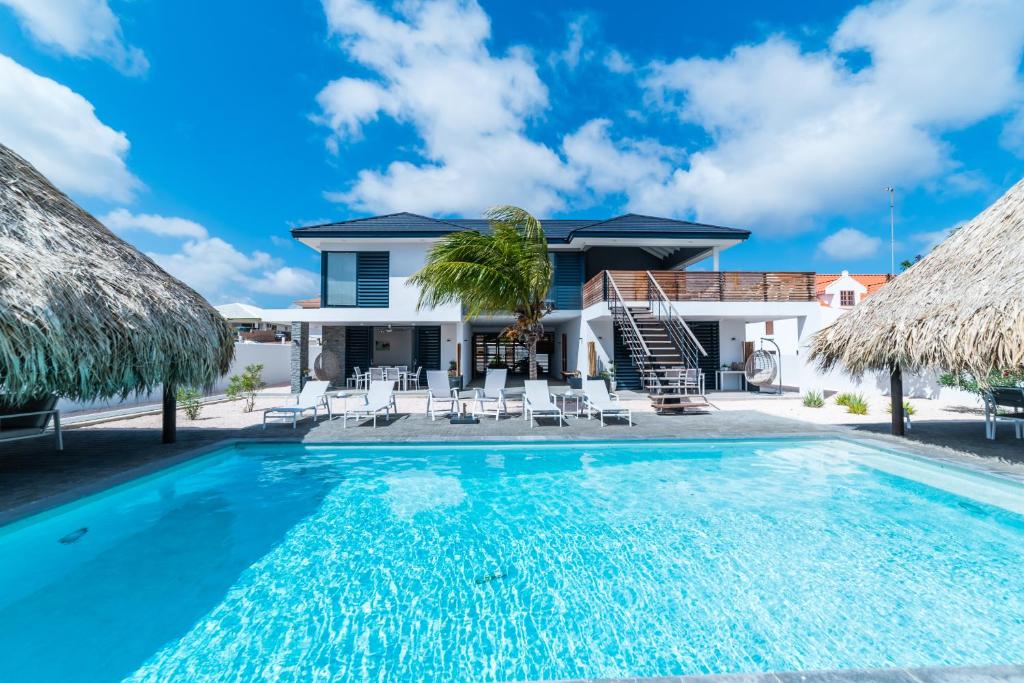 uma villa com piscina em frente a uma casa em La Hasta Luxury Apartment Jan Thiel em Jan Thiel