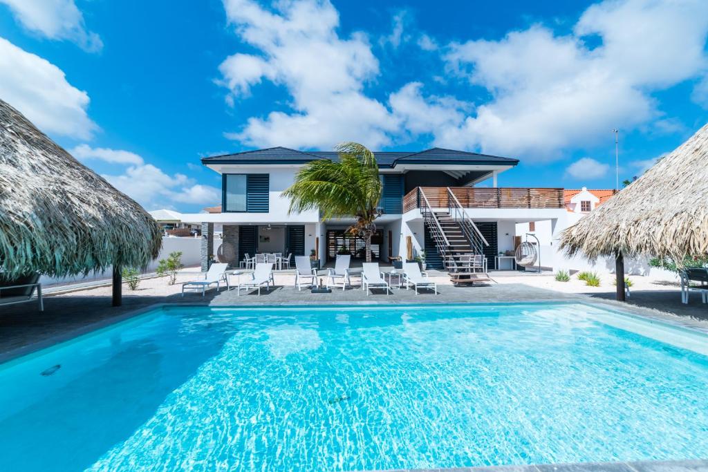 Bazén v ubytování La Hasta Luxury Apartment Jan Thiel nebo v jeho okolí