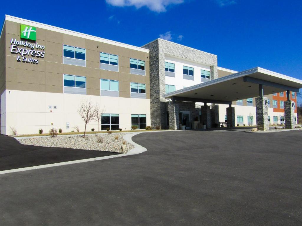 Un edificio de hospital con un cartel en el frente. en Holiday Inn Express &amp; Suites Coldwater by IHG, en Coldwater