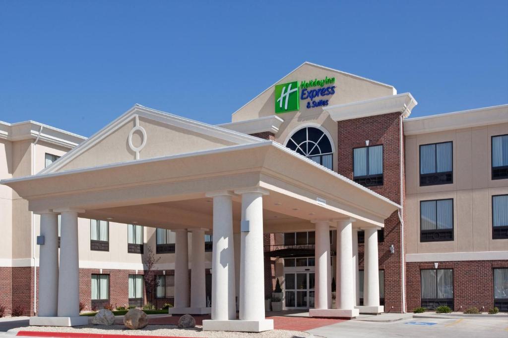 水牛城的住宿－Holiday Inn Express & Suites Buffalo, an IHG Hotel，享有酒店正面的景致,设有凉亭