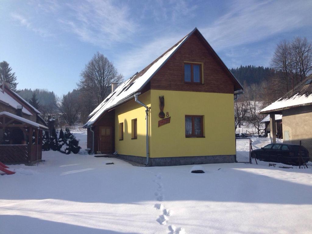 Vilka Cibulka a chata Cesnačik during the winter