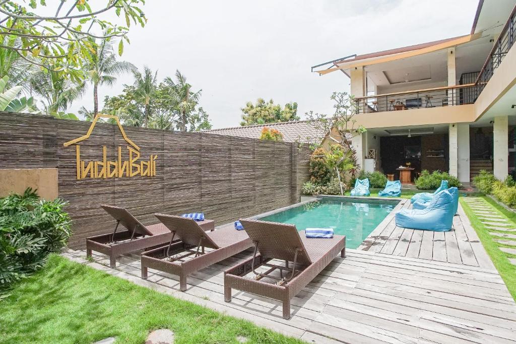 Bazén v ubytování Indah Bali Guesthouse nebo v jeho okolí