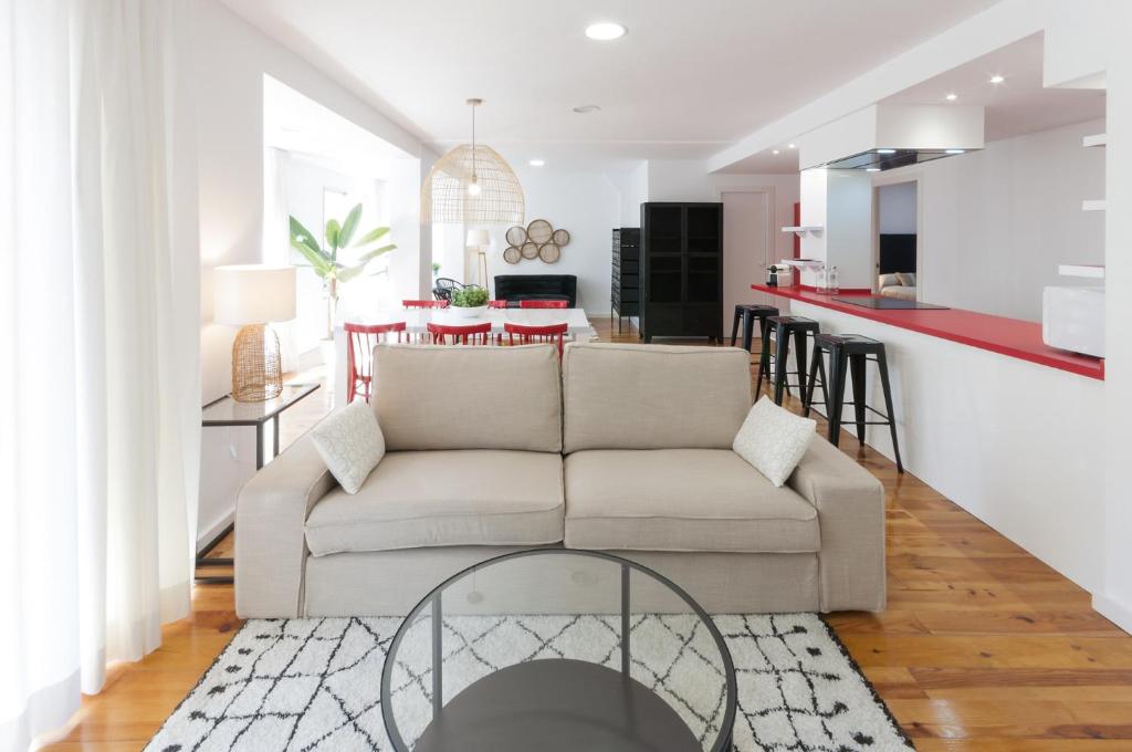 a living room with a couch and a kitchen at AG GERMANIAS CIUDAD in Gandía