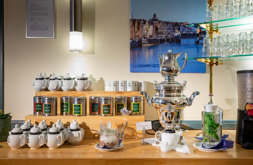 Příslušenství pro přípravu čaje a kávy v ubytování Nordsee-Hotel Hinrichsen