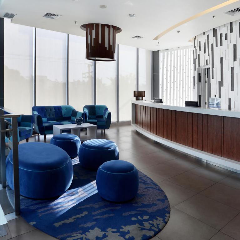 Posezení v ubytování Holiday Inn Express Semarang Simpang Lima by IHG