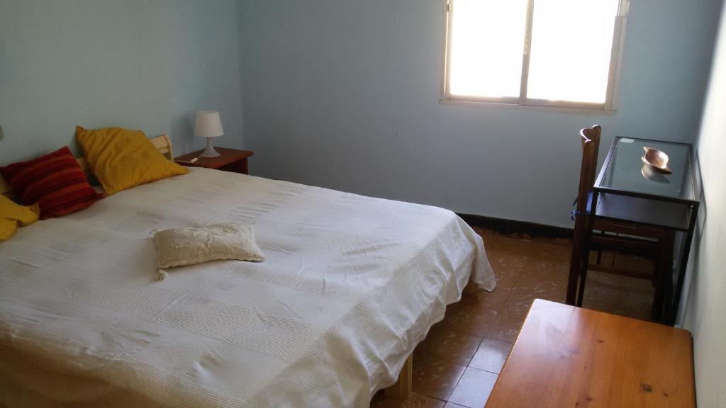 - une chambre avec un lit blanc et une fenêtre dans l'établissement Las Gaviotas, à Punta del Hidalgo