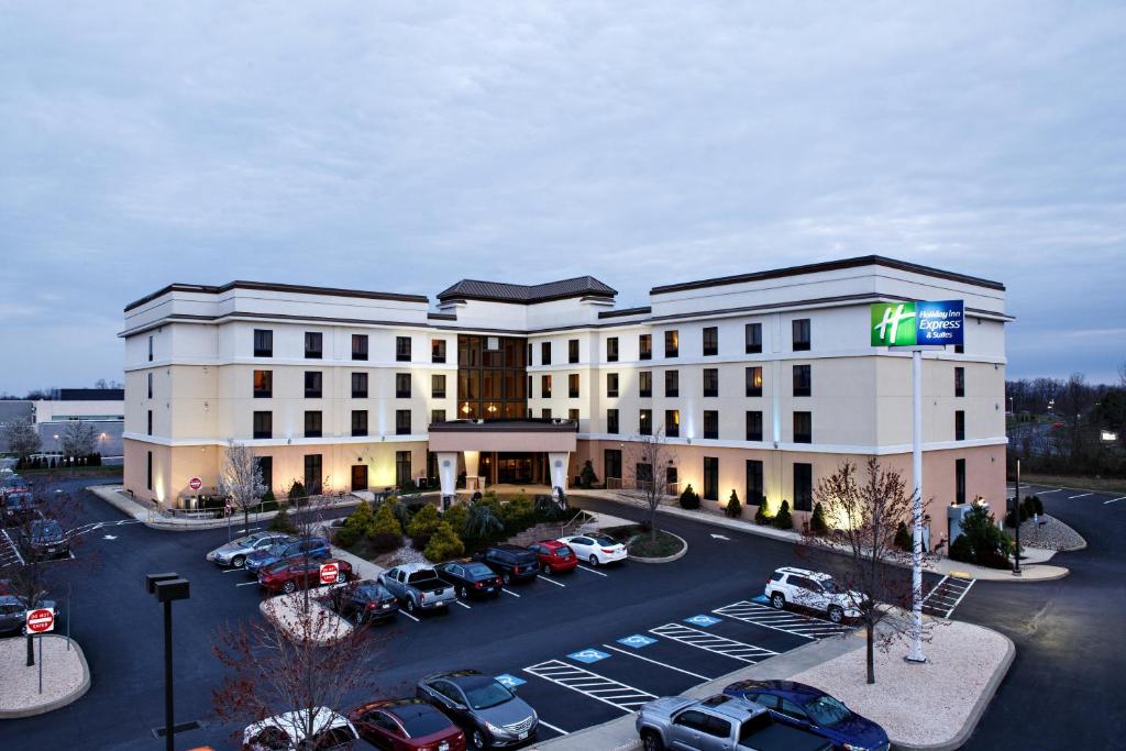 uma prestação de um hotel com carros estacionados num parque de estacionamento em Holiday Inn Express Harrisburg West, an IHG Hotel em Mechanicsburg