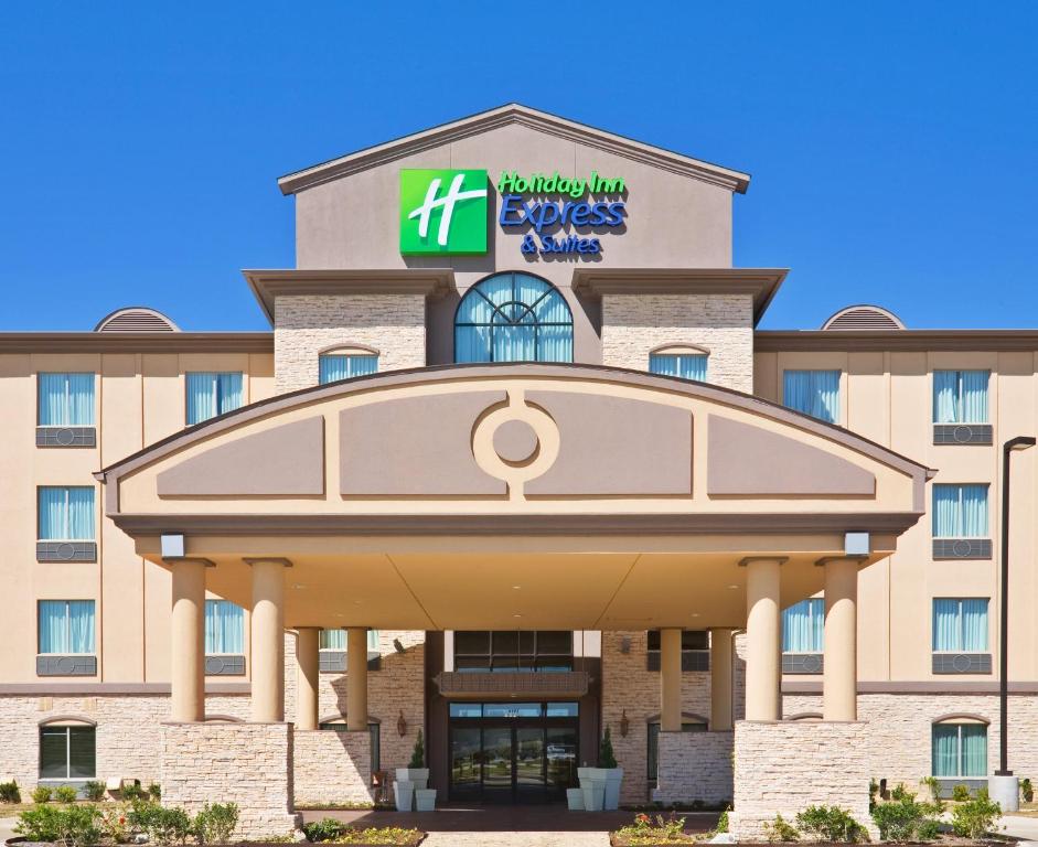 una representación de la parte delantera de un hotel en Holiday Inn Express & Suites Dallas Fair Park, an IHG Hotel, en Dallas