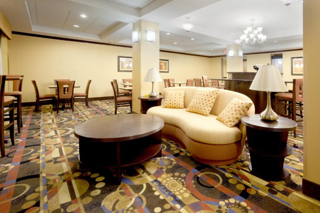 Posezení v ubytování Holiday Inn Express Georgetown by IHG