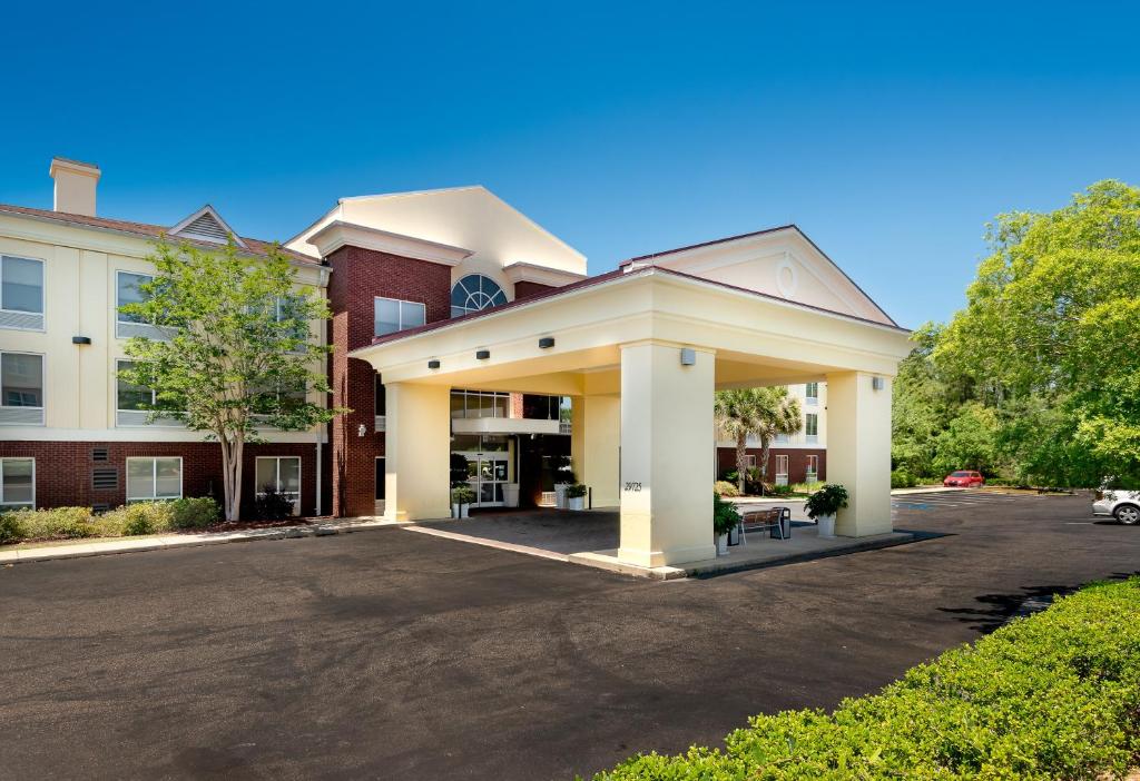 a building with a parking lot in front of it at Holiday Inn Express Daphne-Spanish Fort, an IHG Hotel in Spanish Fort