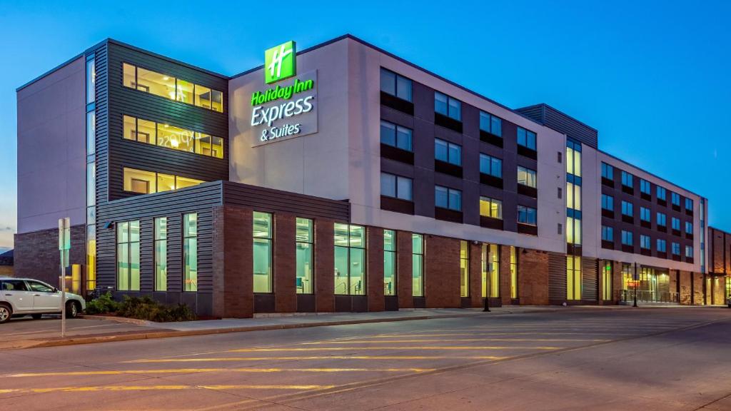 um edifício de escritórios com uma placa na frente dele em Holiday Inn Express & Suites Platteville, an IHG Hotel em Platteville