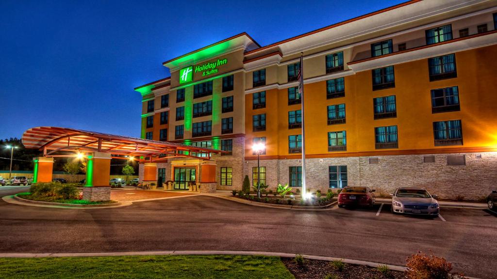 um hotel com um parque de estacionamento em frente em Holiday Inn & Suites Tupelo North, an IHG Hotel em Tupelo