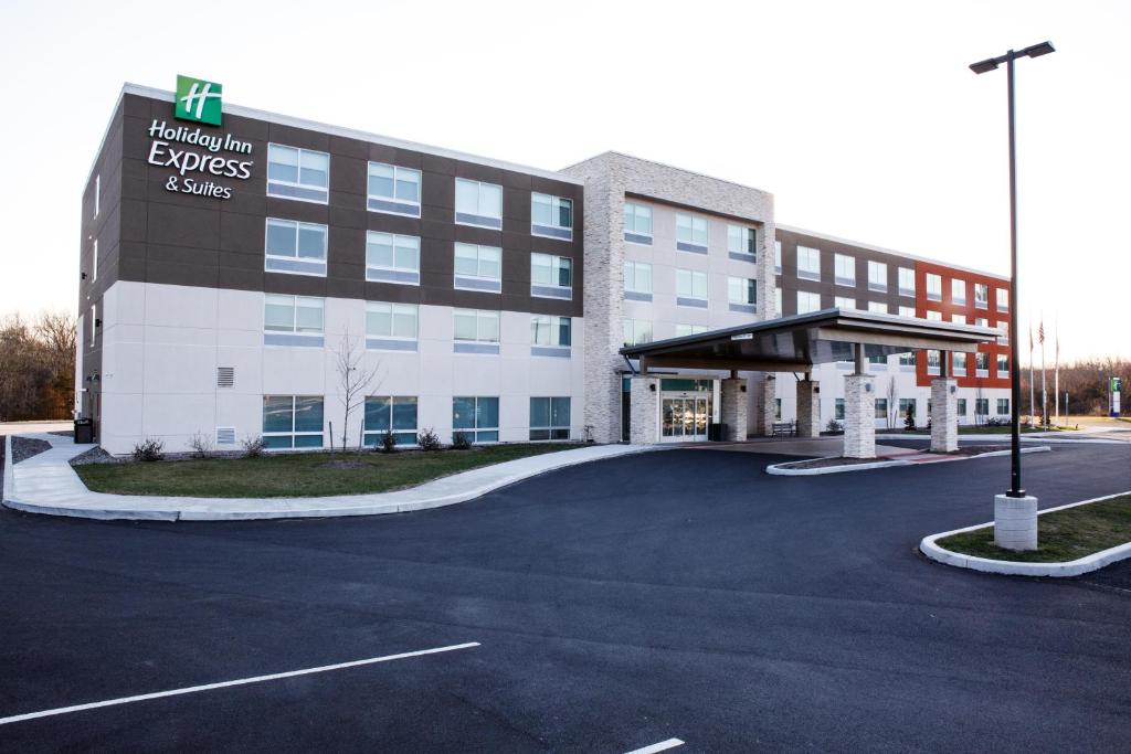 a building with a parking lot in front of it at Holiday Inn Express & Suites - Gettysburg, an IHG Hotel in Gettysburg