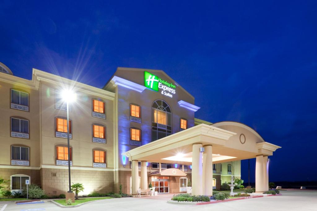 een weergave van een hotel 's nachts bij Holiday Inn Express Hotel & Suites Terrell, an IHG Hotel in Terrell