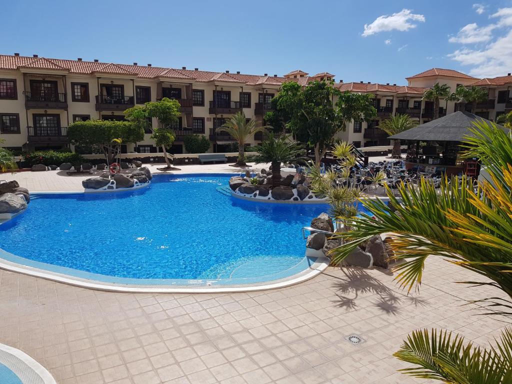 basen w środku ośrodka w obiekcie Residence balcon del mar w Aronie