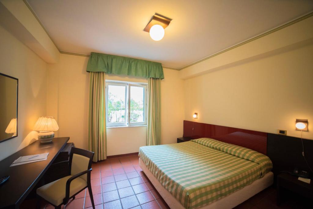 Łóżko lub łóżka w pokoju w obiekcie Orizzonte Acireale Hotel