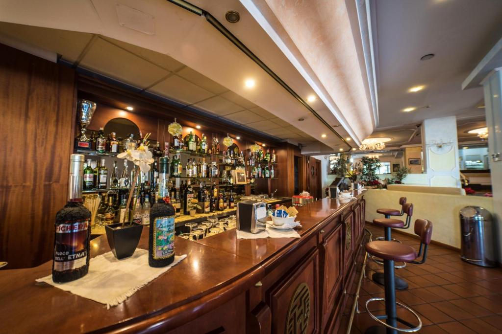 Hol lub bar w obiekcie Orizzonte Acireale Hotel