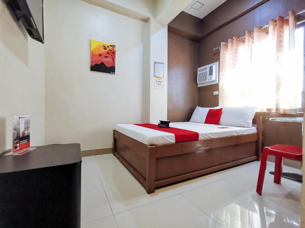 Una cama o camas en una habitación de RedDoorz near Gaisano Mall Gensan