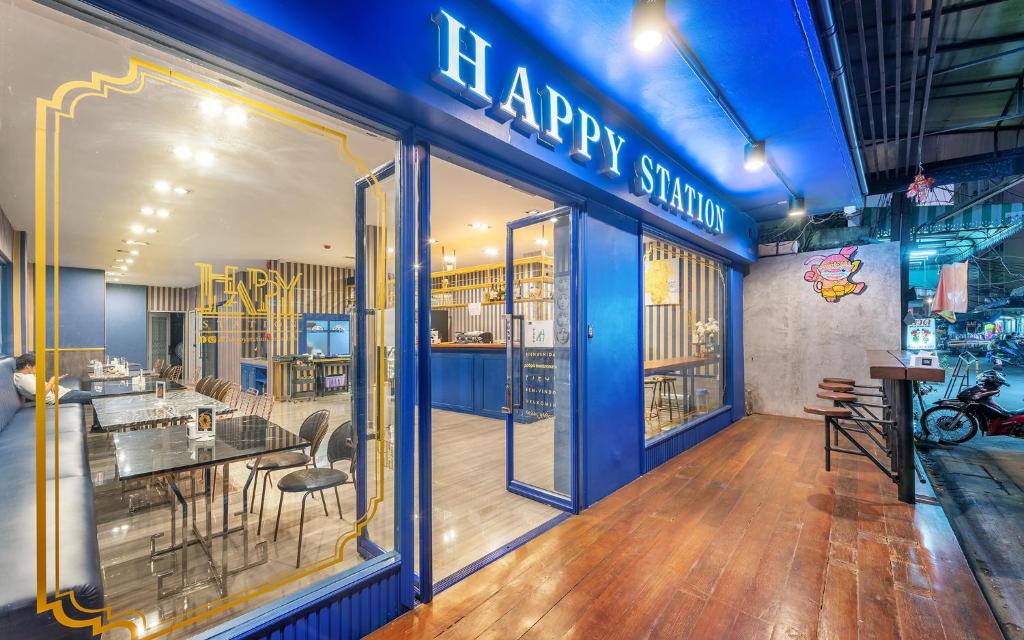 una tienda frente con una gran ventana con un signo feliz en Happy Station Bangkok en Bangkok