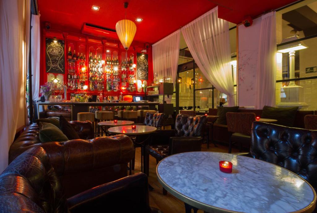 A seating area at Hotel Market