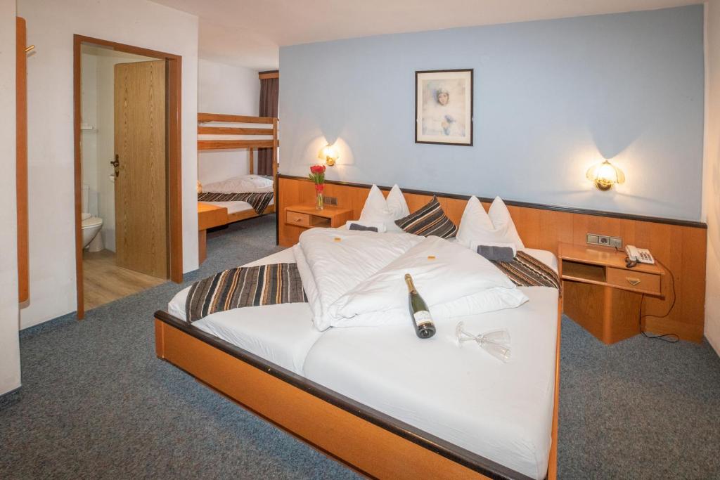 Postel nebo postele na pokoji v ubytování Hotel Untermetzger