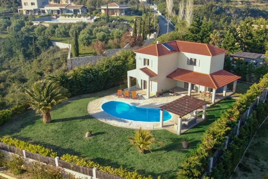 z góry widok na dom z basenem w obiekcie Villa Helios w mieście Spartia