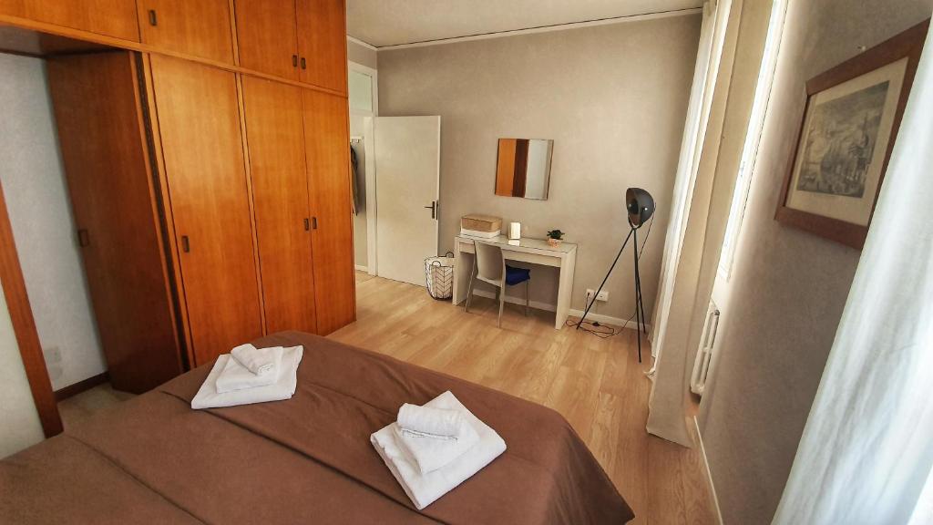 una camera da letto con un letto con due asciugamani bianchi di San Giovanni Novo Apartments a Venezia